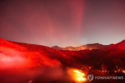 캘리포니아 산불 재앙…말리부 전격 대피령에 수만 가구 칠흑 속 고립
