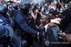 경찰 차단한 프랑스 시장…학생 시위의 '새 얼굴' 부상